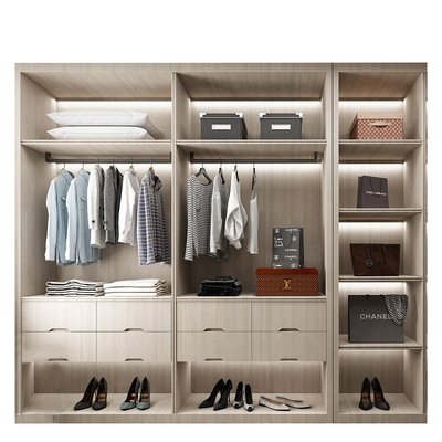 طراحی سفارشی کابینت لباس مدرن بدون در کمد لباس